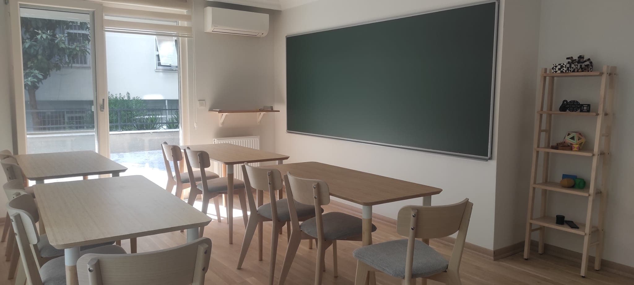 Derneğin Kadıköy'deki mekânı: yazı tahtası, masalar ve matematik oyunlarıyla dolu raflar